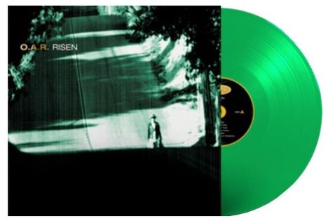 Text: "O.A.R. RISEN". Eine grüne Schallplatte liegt auf einem Cover mit einem stilisierten, dunklen Bild eines Gehweges.