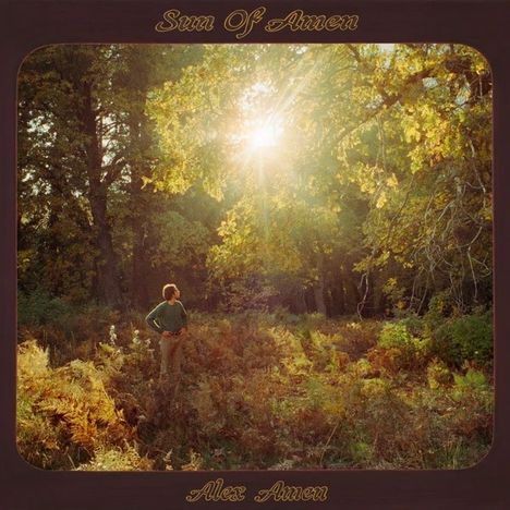 "Suns Of Amen" und "Alex Amen". Ein Wald mit Sonnenstrahlen, eine Person steht in grüner Kleidung zwischen Bäumen.