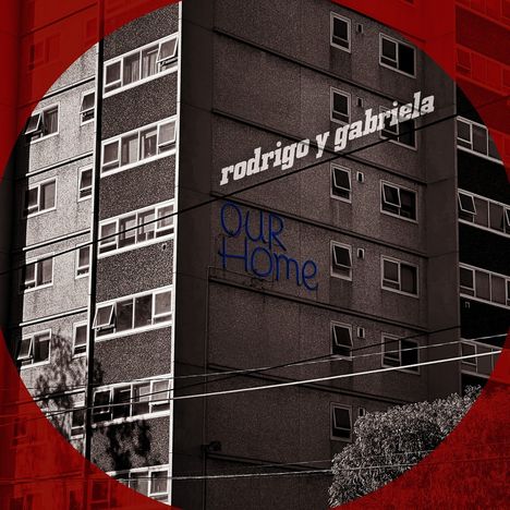 Auf einem Hochhaus steht "rodrigo y gabriela" und "Our Home". Es gibt eine rote Überlagerung.