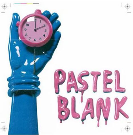 PASTEL BLANK. Blaue Hand hält pinken Stoppuhr. 