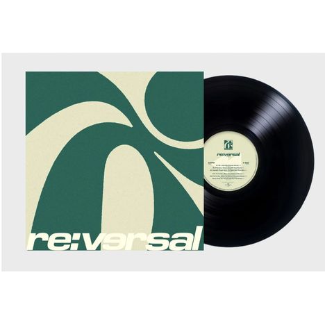 Text "re:versal" auf einem Albumcover mit abstrakten grünen und cremefarbenen Formen. Schwarze Vinyl-Schallplatte daneben.