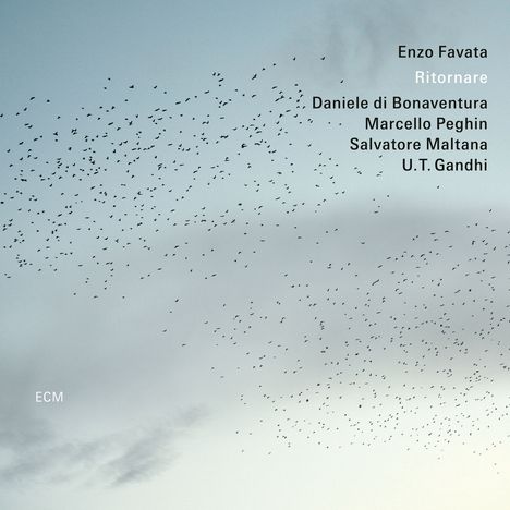 Text: Enzo Favata, Ritornare, Daniele di Bonaventura, Marcello Peghin, Salvatore Maltana, U.T. Gandhi. Himmel mit Vogelschwarm.