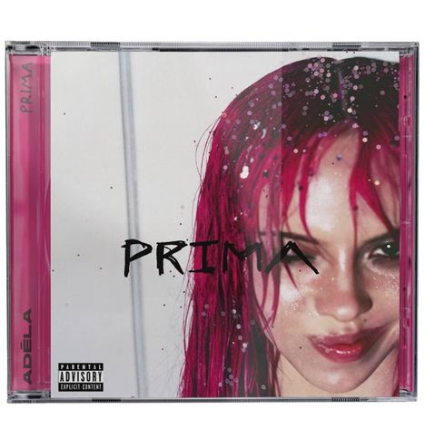 Text: "PRIMA", "ADÉLA", "Parental Advisory Explicit Content". 

Halbprofil eines lächelnden Gesichts mit pinkem Haar und Glitzereffekten.