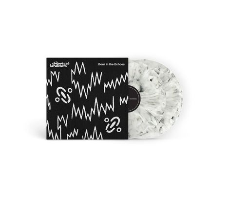 "Born in the Echoes" auf schwarzem Cover mit grafischen weißen Linien; dahinter zwei marmorierte Vinyl-Schallplatten.