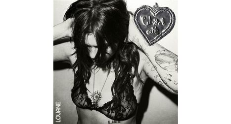 Im Zentrum ist ein Herz mit "Eliza et" zu sehen. Darunter eine Person mit Tattoos, im schwarzen Spitzen-BH. Text links: "LOUANE".