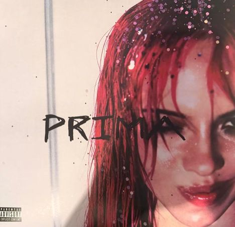 Text: "PRIMA". Darstellung eines Gesichts mit nassen, roten Haaren und Glitzereffekten.
