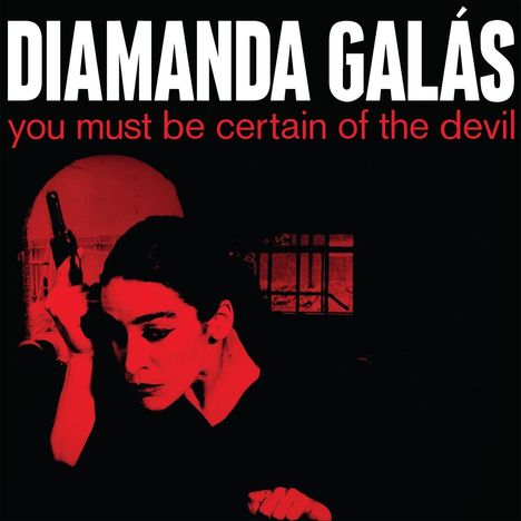 „DIAMANDA GALÁS“, „you must be certain of the devil“ in Weiß und Rot. Frau mit Mikrofon und intensiver Mimik in Rot-Schwarz.