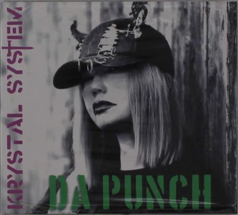 KRYSTAL SYSTEM in lila vertikal, DA PUNCH in grün. Frau mit langen Haaren, Mütze mit Nieten, düstere Stimmung.