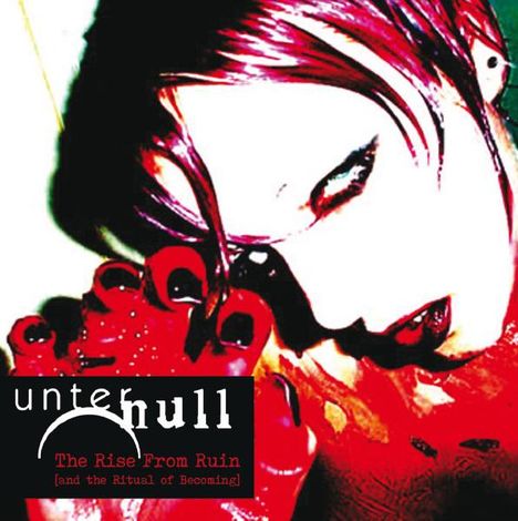 "unter null: The Rise From Ruin [and the Ritual of Becoming]". Person mit rotem Lippenstift und nassen Haaren, rot-schwarze Ästhetik.