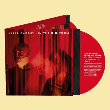 "Peter Gabriel In the Big Room. Real World Studios, 23 November 2003. Bild mit roten Vorhängen und zwei Personen."