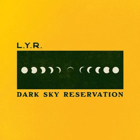 Text: "L.Y.R. DARK SKY RESERVATION". Illustration mit Mondphasen auf gelbem Hintergrund.