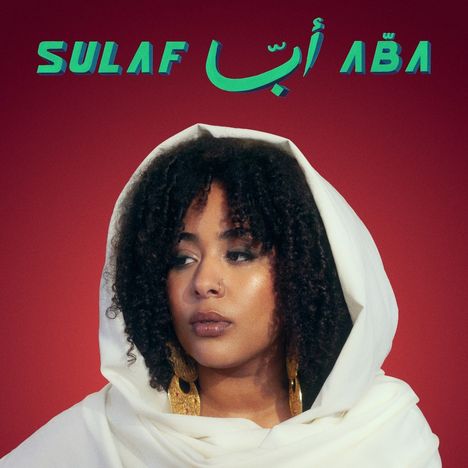 Der Text "SULAF" und arabische Schrift darüber. Eine Frau trägt weißen Schal und goldene Ohrringe vor rotem Hintergrund.