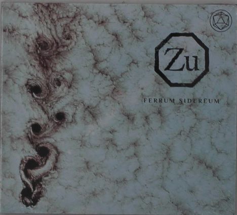 "Zu" und "FERRUM SIDEREUM" erscheinen auf texturierter Oberfläche. Ein geometrisches Muster und dunkle Spiralen sind sichtbar.