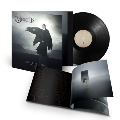 "Mortiis" und "Ghosts of Europa" auf Albumcover. Eine Gestalt mit schwarzen Flügeln, daneben eine Schallplatte und ein Booklet.