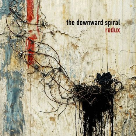 "The downward spiral redux" steht in schwarzer und roter Schrift auf einer verwitterten, strukturierten Wand mit Kabeln und Flecken.