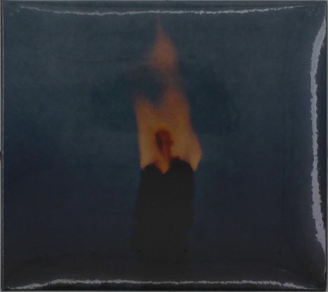 Ein dunkler Hintergrund mit einer flackernden, gelb-orange Flamme in der Mitte.