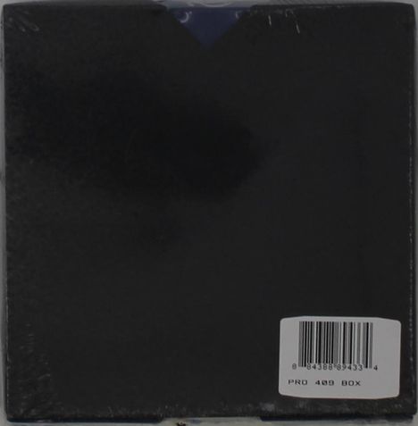 Ein schwarzes Quadrat mit einem weißen Etikett unten, auf dem "PRO 409 BOX" und ein Strichcode stehen.