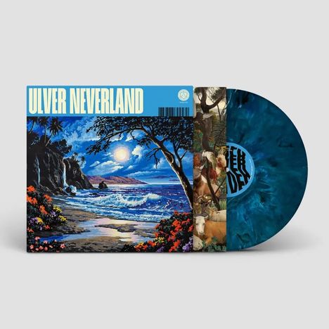 "ULVER NEVERLAND" steht in großen Buchstaben oben. Eine tropische Küstenszene mit Mondlicht in lebendigen Farben.