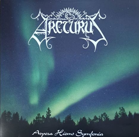 Der Text "Arcturus" steht oben, "Aspera Hiems Symfonia" unten. Nordlichter scheinen über einem dunklen Wald.
