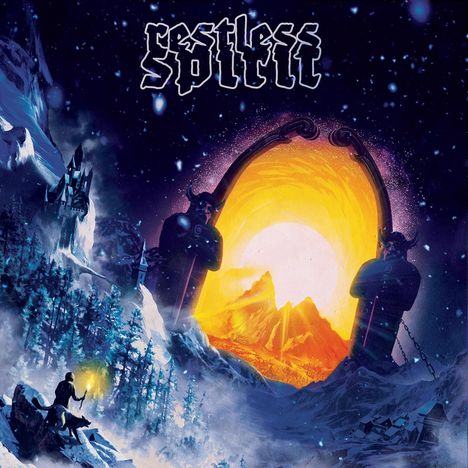 „Restless Spirit“ steht oben in stilisierter Schrift. Eine Winterlandschaft mit einem leuchtenden Tor und Bergsilhouette im Hintergrund.
