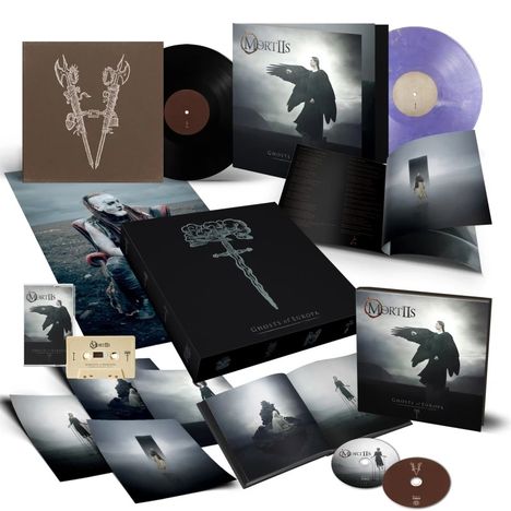 "Mortiis" und "Ghosts of Europa" auf Verpackungen. Verschiedene Medien: Vinyl, Kassette, CDs, Fotografien, Buch. Atmosphäre mystisch.