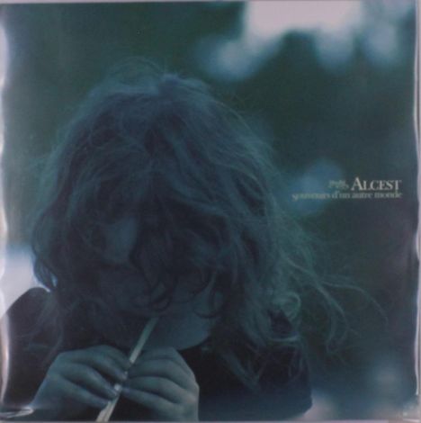 Text: "ALCEST souvenirs d'un autre monde". Ein Kind mit langen Haaren spielt eine Flöte, verschwommener Hintergrund.