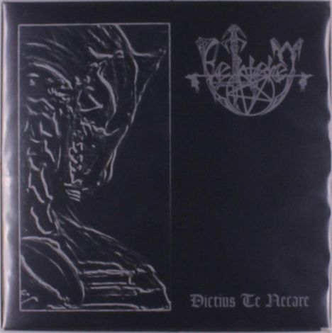 Text: "Dictius Te Necare". Ein stilisiertes Logo oben rechts. Links eine abstrakte Gestalt im Profil.