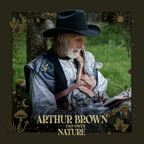 "Arthur Brown with Dan Smith - Nature". Ein älterer Mann im Mittelalterkostüm, sitzend, liest draußen. Verzierter Rahmen.