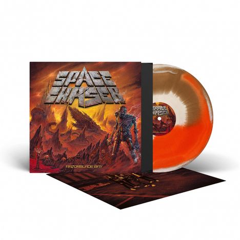 "Space Chaser" und "Razorblade Bay" sind in futuristischer Schrift auf einem Albumcover mit Sci-Fi-Landschaft und Roboter.