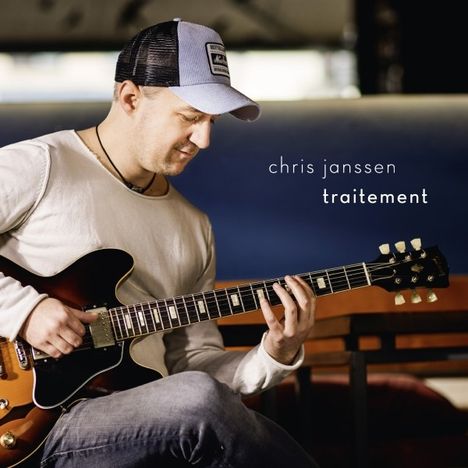 Der Text lautet: "chris janssen traitement". Ein Mann mit Baseballkappe spielt eine E-Gitarre.