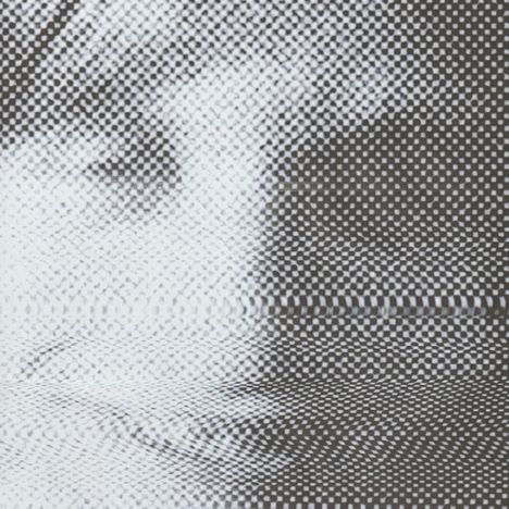 Eine verpixelte, monochrome Darstellung eines unscharfen, menschlichen Gesichts, wie ein digitaler Störeffekt.