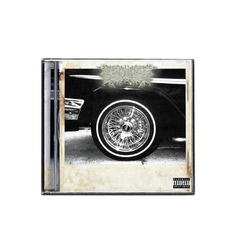 Verzerrter Text oben, "Parental Advisory Explicit Content" unten. Schwarz-weißes Foto eines klassisches Autoreifens.