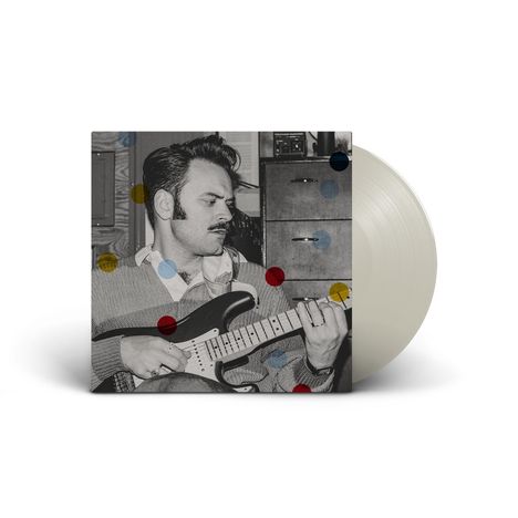 Ein Mann spielt Gitarre. Schwarz-Weiß-Foto mit farbigen Punkten, daneben eine weiße Schallplatte.