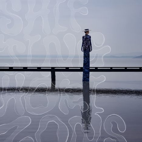 Große, fließende Buchstaben: "SHIFTING SHORES". Person auf Steg über Wasser, trägt gemustertes Outfit und Hut.