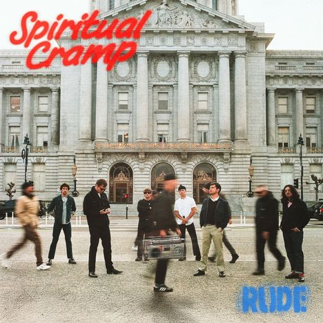 "Spiritual Cramp" in Rot oben links, "Rude" in Blau unten rechts. Menschen stehen vor einem prächtigen, alten Gebäude.