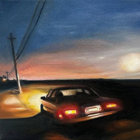 Ein Auto fährt bei Sonnenuntergang auf einer dunklen Straße. Strommasten stehen entlang des Weges. Gemälde-Stil.