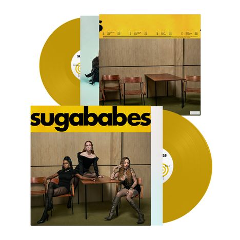 Text: "Sugababes". Drei Frauen in stilvoller Pose, sitzen auf Stühlen und Tisch. Zwei gelbe Vinyl-Schallplatten.