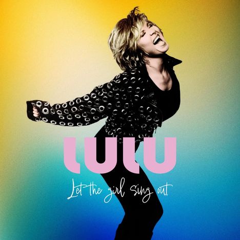 "Lulu" und "Let the girl sing out" in buntem Hintergrund. Frau in schwarzer Jacke mit offenen Armen und freudigem Gesichtsausdruck.