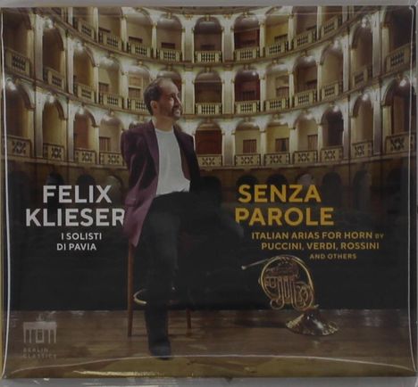 "FELIX KLIESER I SOLISTI DI PAVIA" und "SENZA PAROLE ITALIAN ARIAS FOR HORN" sind zentrale Texte. Ein Mensch sitzt in einem Theater.