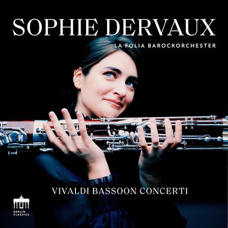 "SOPHIE DERVAUX, LA FOLIA BAROCKORCHESTER, VIVALDI BASSOON CONCERTI." Frau mit Fagott, lächelnd, dunkler Hintergrund.