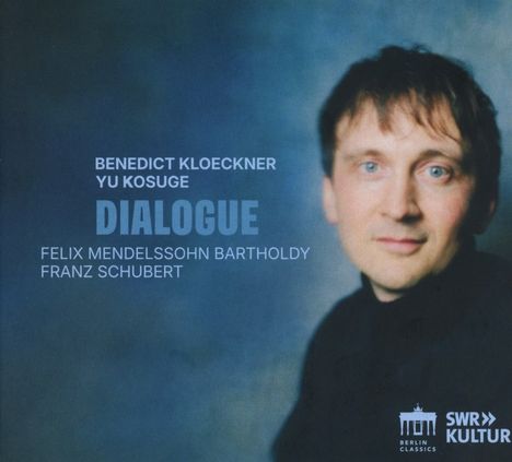 "Benedict Kloeckner, Yu Kosuge, Dialogue, Felix Mendelssohn Bartholdy, Franz Schubert." Eine verschwommene Nahaufnahme eines Mannes und zwei Logos.