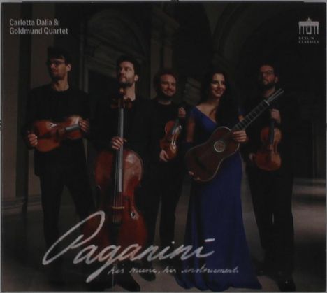 Text: Carlotta Dalia & Goldmund Quartet, Paganini. Gruppe mit klassischen Instrumenten in dunklem Raum.