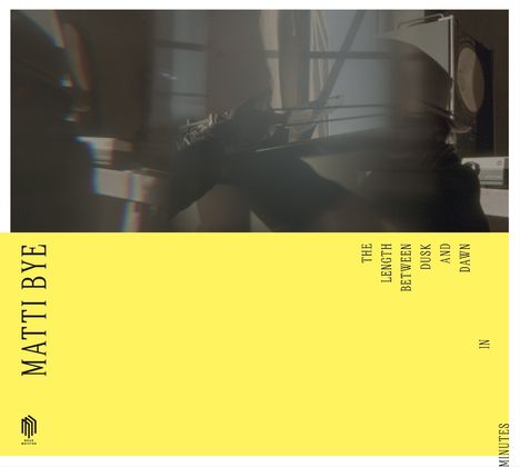 Gelber Bereich mit schwarzem Text: "MATTI BYE", "THE LENGTH BETWEEN DUSK AND DAWN IN MINUTES". Unscharfe Silhouette am Klavier.