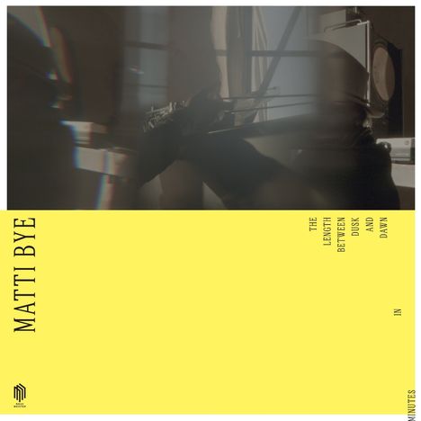 "Matti Bye", "The Length Between Dusk and Dawn in Minutes". Gelbes Design, schemenhaftes Bild eines Musikstudios.