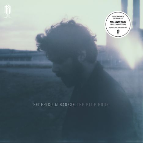 Text: "FEDERICO ALBANESE THE BLUE HOUR." Unscharfes Bild eines Mannes im Profil bei Dämmerung.