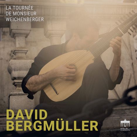 Text: "DAVID BERGMÜLLER". Unten rechts ein Logo mit stilisiertem Gebäude. Ein Mann spielt eine Laute, im Hintergrund Steingeländer.