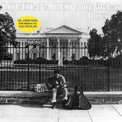 "LOUISIANA RED Anti​Nuclear Blues" oben, Mann spielt Gitarre vor einem großen weißen Gebäude hinter einem Zaun.