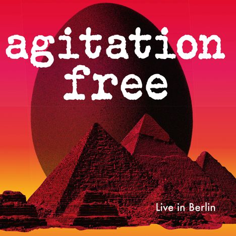 Text: "agitation free", "Live in Berlin". Illustration: Pyramiden vor einem großen, dunklen Ei, Hintergrund in Rot-Orange.