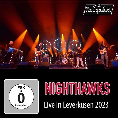 FSK ab 0 freigegeben. NIGHTHAWKS Live in Leverkusen 2023. Rockband auf der Bühne mit orangen Lichtern.