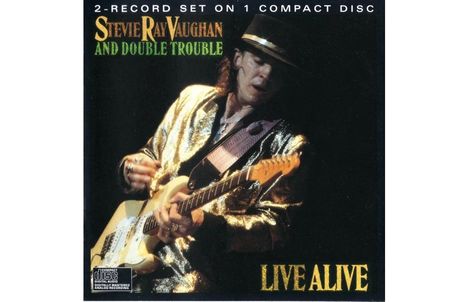 "2-RECORD SET ON 1 COMPACT DISC" und "STEVIE RAY VAUGHAN AND DOUBLE TROUBLE LIVE ALIVE" in goldener und grüner Schrift. Ein Musiker spielt Gitarre, trägt einen Hut und eine glänzende Jacke.